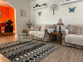 Fully fenced back yard-2bedroom-wi-fi-free parking - Image 2