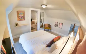 Cozy Suite, Centrally Located - Image 3