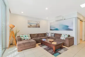 Spacious 3 bedroom apartment opposite surf club - Image 2