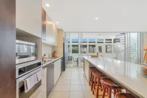 Spacious 3 bedroom apartment opposite surf club - Image 3