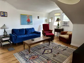 Eddy Street Upstairs Apartment - Image 3