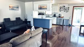 Cozy Bungalow/3 bdrm/large backyard/ near Beach - Image 3