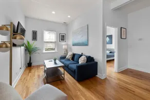 Roomy Getaway Located in Vibrant Lincoln Park - Image 2