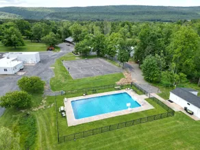 Beautiful Hartman Lodge w/ Hot Tub - Image 4