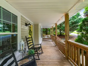 ”White Cottage Inn” Charming, Cozy & Convenient! - Image 3
