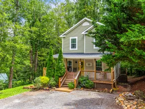 ”White Cottage Inn” Charming, Cozy & Convenient! - Image 2