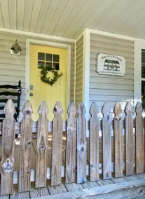 ”White Cottage Inn” Charming, Cozy & Convenient! - Image 4