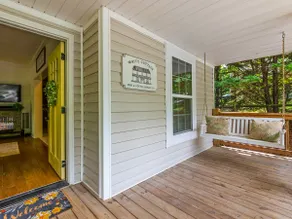 ”White Cottage Inn” Charming, Cozy & Convenient! - Image 5