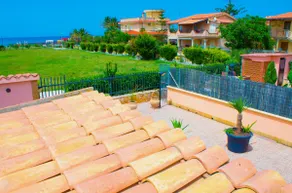 HELLE MEDITERRANE VILLA MIT TERRASSE UND GARTEN NUR 50 METER VOM MEER ENTFERN - Image 4