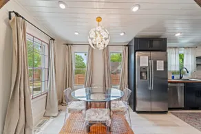 Cute & Cozy Stay; Skylight View + Free Parking - Image 4