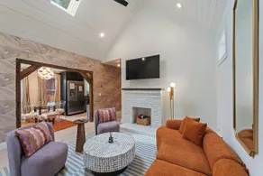 Skylight Stay, Free Parking, Mins to Mercedes-Benz - Image 2