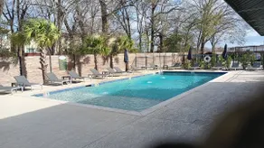 D108 Lovely 1 BR apartment with walk in shower. - Image 2
