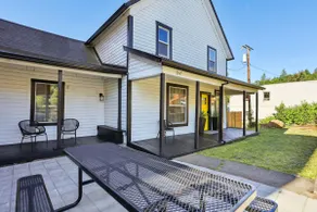 Historic farmhouse in the heart of downtown White Salmon! - Image 4