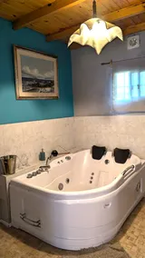 Surrounded by nature, 1 block from the beach/Jacuzzi - Image 2