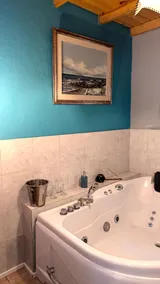 Surrounded by nature, 1 block from the beach/Jacuzzi - Image 3