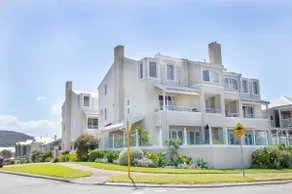 Midd's on the Beach - luxury beach front apartment - Image 2
