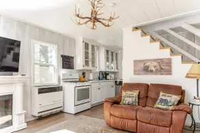 Beary Romantic Jacuzzi Cabin in the Woods with A/C - Image 3
