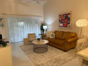 Merveilleux appartement en copropriété avec piscine chauffée, terrasse et jacuzzi | Vue jardin - Image 3