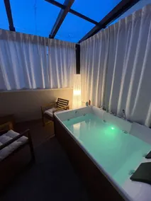 Suite with jacuzzi right in the center - Image 5