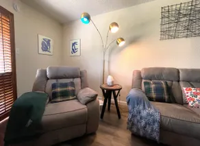 Relaxing 1-bedroom condo by the lake - Image 2
