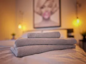 Spotless, steps to top restaurants + free parking! - Image 4