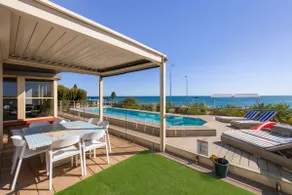 Glenelg Beach House With Private Beachfront Pool - Image 5