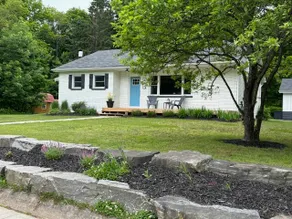 The White Cottage at Mary Lake, Port Sydney - Image 2