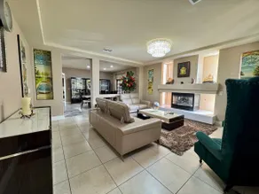 Luxury, Cheerful & Spacious 5 Bedroom Home! Free P - Image 4
