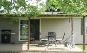 Clean/Charming/ quite/3br, 2 ba house by the park. - Image 3