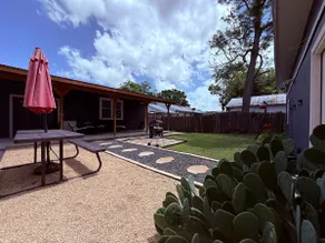 Cozy Vintage Gem-Big Yard-Near Schreiner-Dogs OK - Image 3