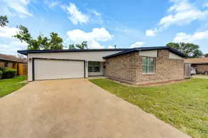 Cool 1950s House w/ large back yard & EV Charger! - Image 3