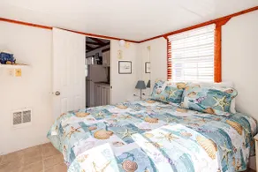 1 BD PRIVATE HOUSEBOAT/ COTTAGE TARPON - Image 4