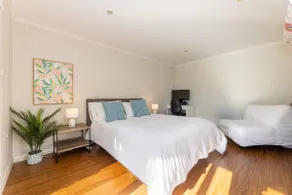 Guest Suite in Duffy with Pool View - Image 3