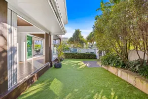 Abode La Vie- Beachside home with solar heated pool - Image 4