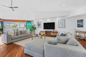 Abode La Vie- Beachside home with solar heated pool - Image 2