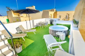 Rooftop Pool w/SeaViews @ Modern 3BR Holiday Home - Image 3