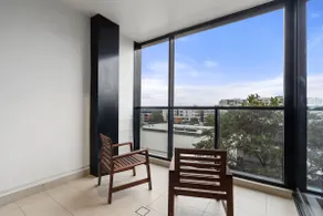 Mascot 1BR With Pool | 2 Mins Walk To Station - Image 3