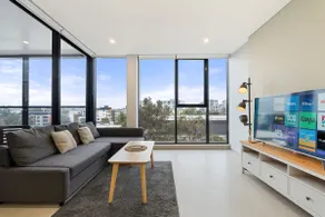 Mascot 1BR With Pool | 2 Mins Walk To Station - Image 5