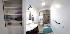 Nova House~Private & Cozy King Bed Suite Downtown - Image 5