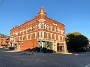 115#202 / Charming Downtown Dubuque Apartment - Image 2