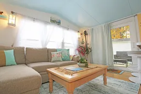 Cozy Stay by the Bay - Image 2