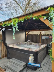 Cozy 1 bedroom cabin with private hot tub! - Image 2