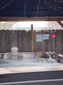 Cozy 1 bedroom cabin with private hot tub! - Image 5