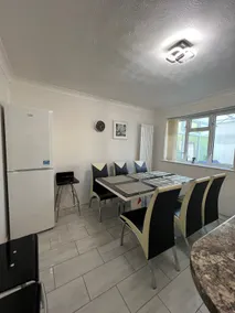 Spacious Homely place with large driveway - Image 3
