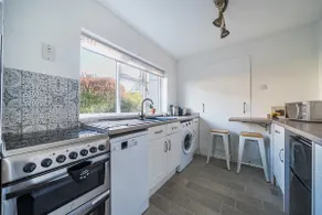 Spacious one bed apartment in a quiet leafy close. - Image 5