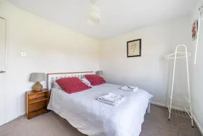 Spacious one bed apartment in a quiet leafy close. - Image 4