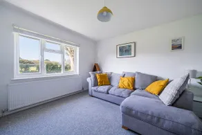 Spacious one bed apartment in a quiet leafy close. - Image 3