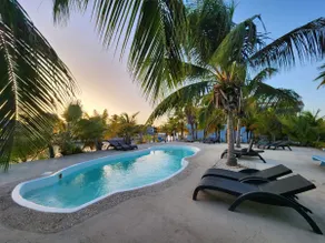 Waterfront apartment in boutique resort - Image 4