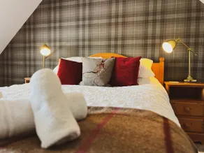 Cosy croft house with loch views - Image 2