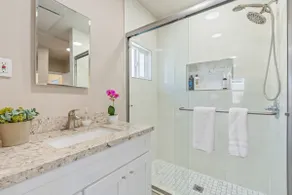 Prime location King Bed! Private house1 - Image 3